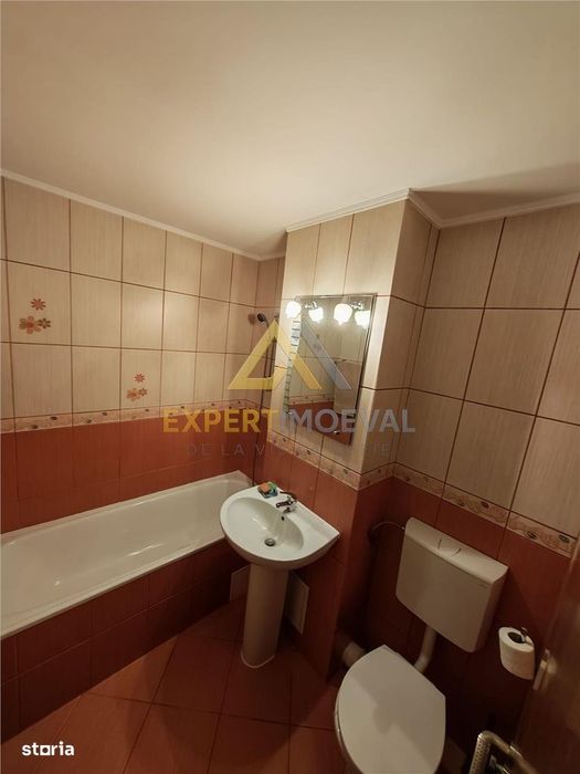 Apartament 3 camere decomandat 70 mp utili si garaj mare sub bloc