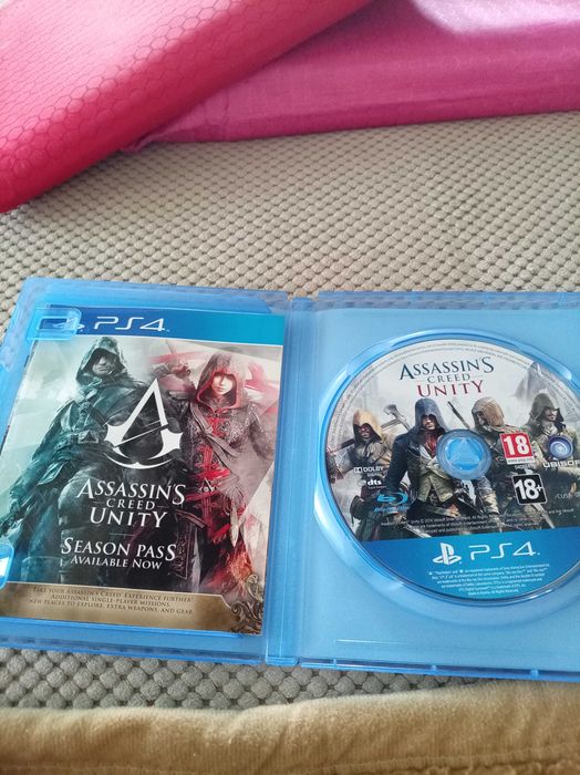 Продава се игра за ПС4, Assasin's Creed Unity, с всички книжки