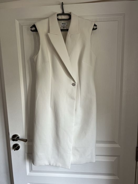 Елегантна рокля DNKY