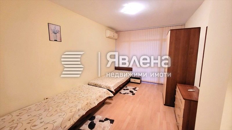 Тристаен апартамент в Слънчев  Бряг район Какао Бийч.