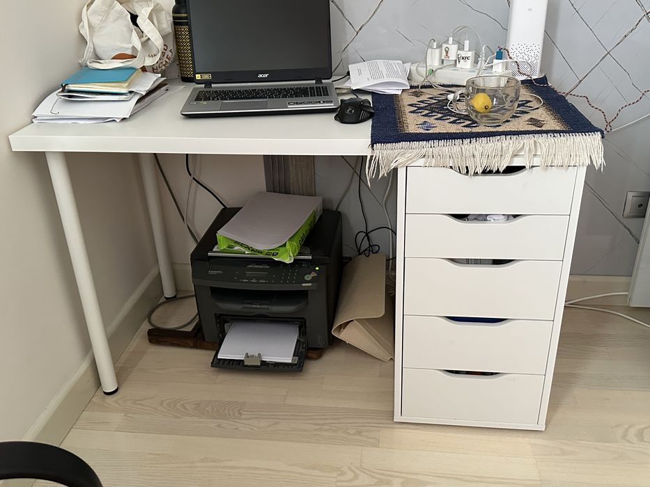 Продам стол письменный ikea