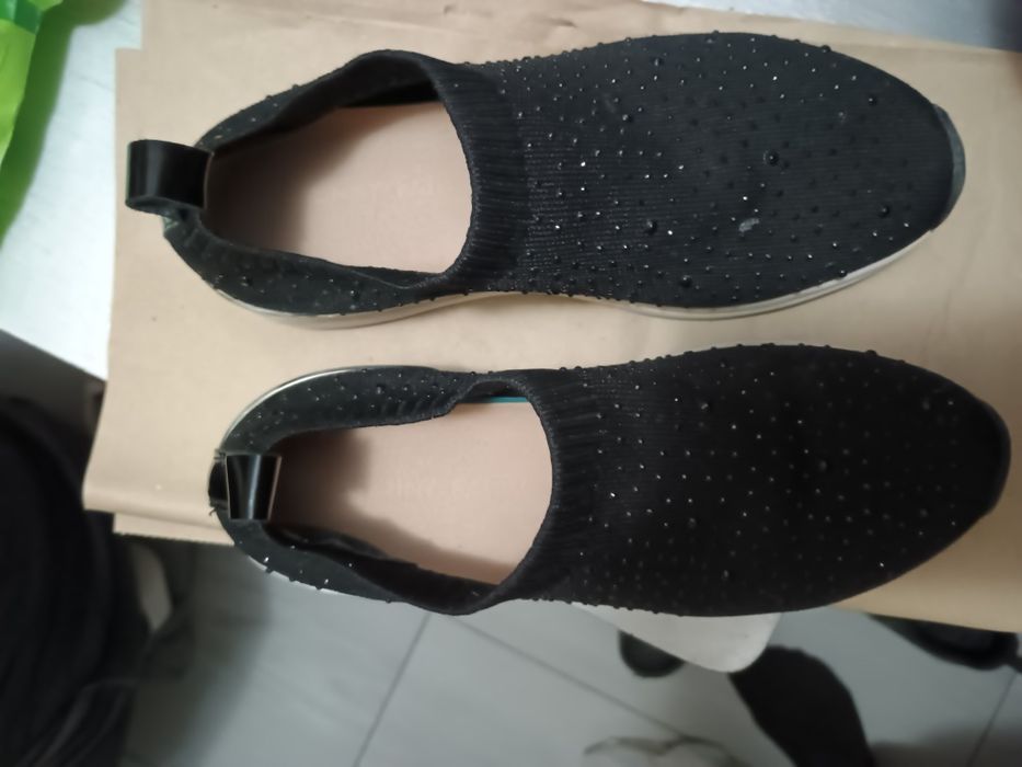 Adidasi cu pietricele purtati