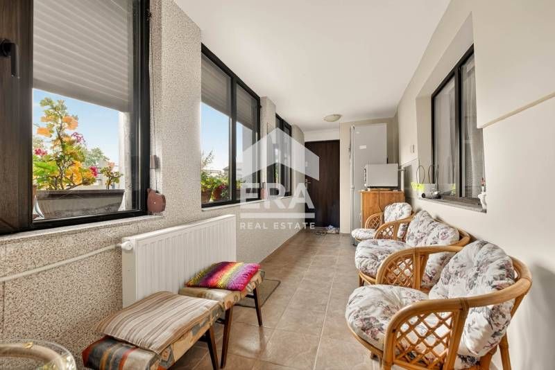 Триетажна, ексклузивна, напълно обзаведена къща за продажба, с простор