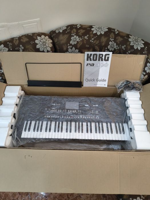 ПРОДАВАМ:Korg PA 300  в  Кашон почти не е използван.