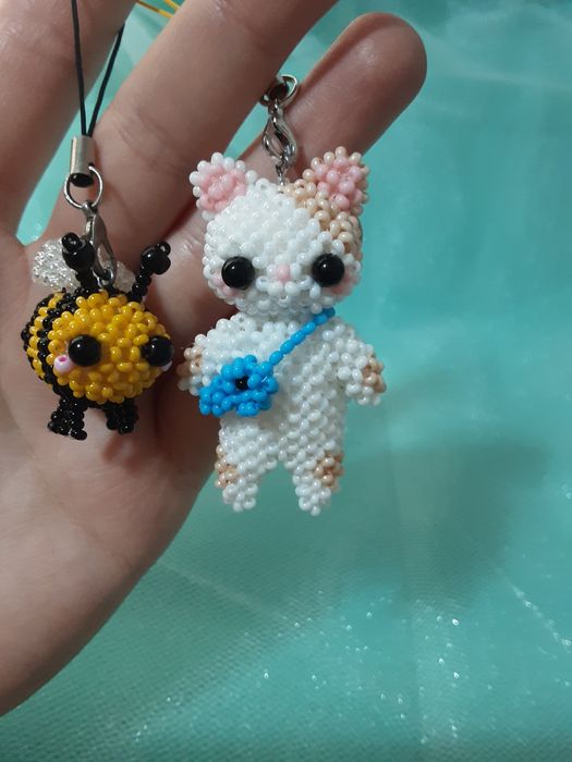 Котята и пчёлка из бисера