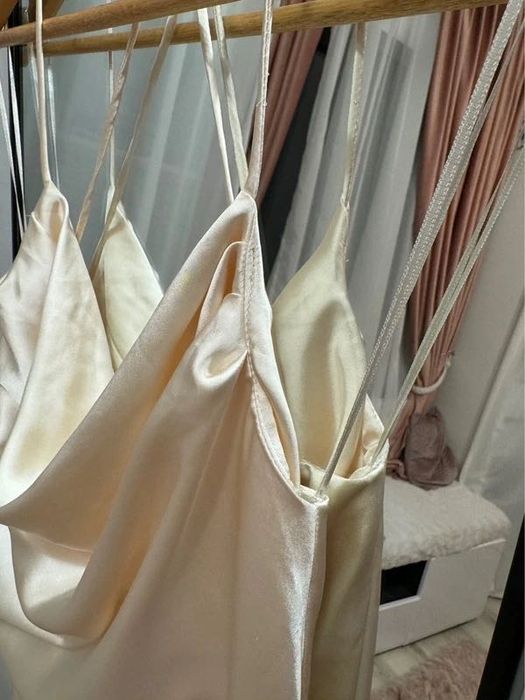 Rochie de seara tip furou satinata cu spatele gol Zara marimea S