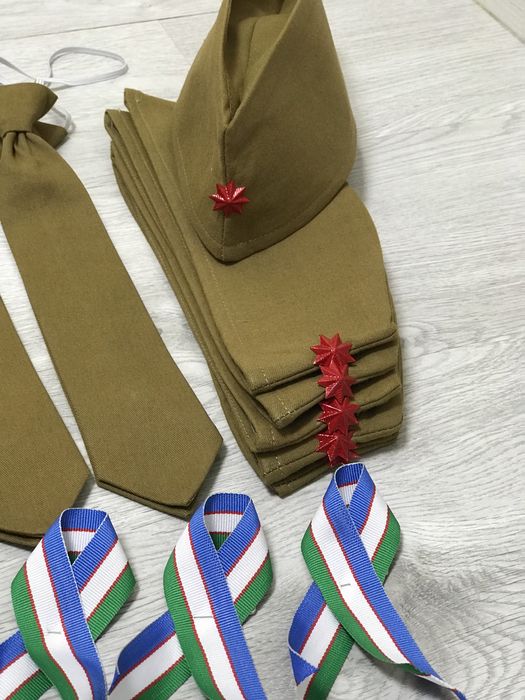 Пилотки и галстуки на 9 мая