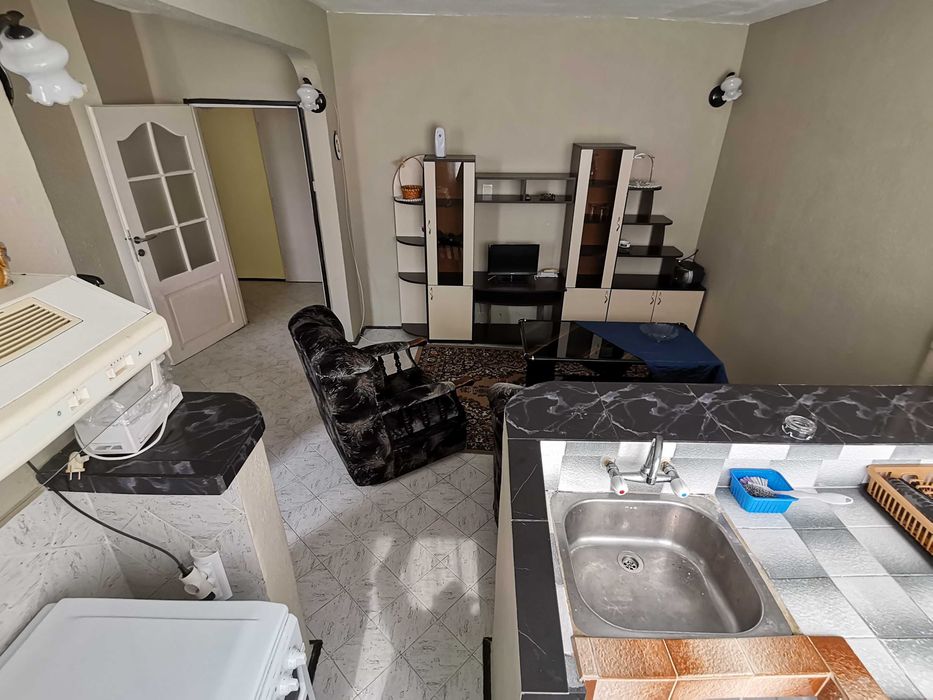 Дава се под наем Тристаен апартамент в Бургас, Славейков - 67 кв.м за 200 € - Снимка #3