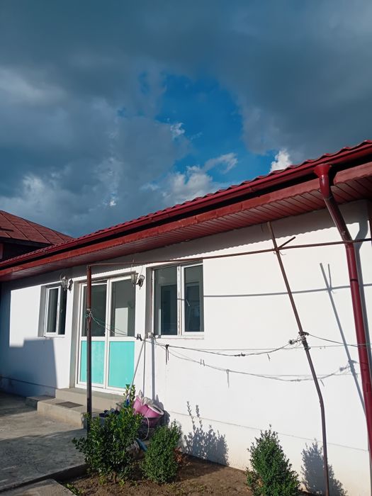 Închiriez casă la curte 2 camere mobilate