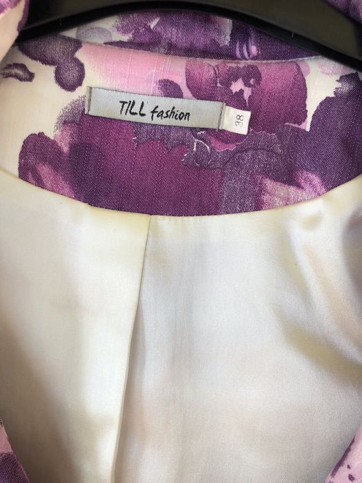 Costum din doua piese, fusta si sacou, 300 lei, în stare foarte bună