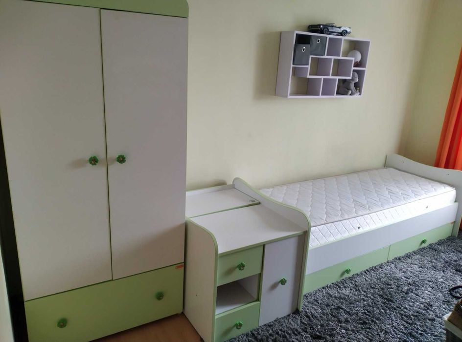 Легло и кошара в едно гардероб и бюро и матраци трансформиращи Lorelli