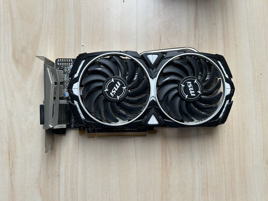 Vand piese pentru calculatoare.