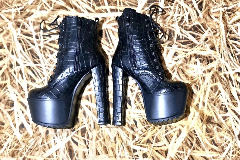 Луксозни дамски боти от релефна изкуствена кожа с ток и платформа/N36