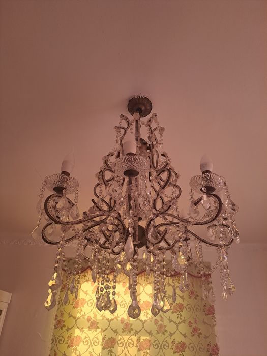 Люстра жағдайы жақсы.