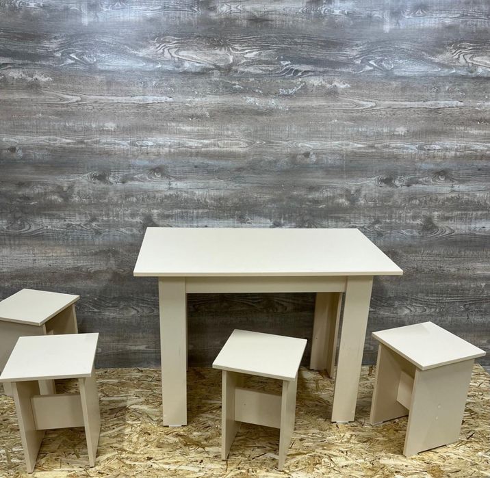 Кухонный стол с табуретками