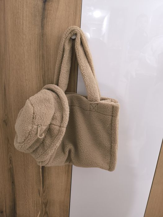 Продавам чанта със шапка