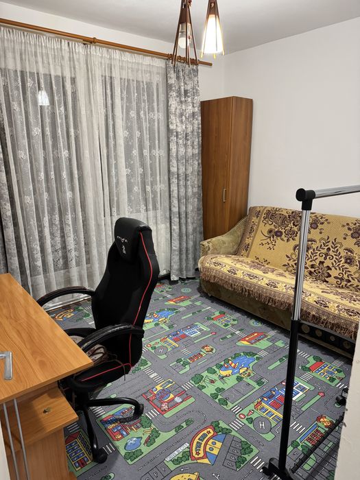 Închiriez apartament 3 camere – etaj 2/4