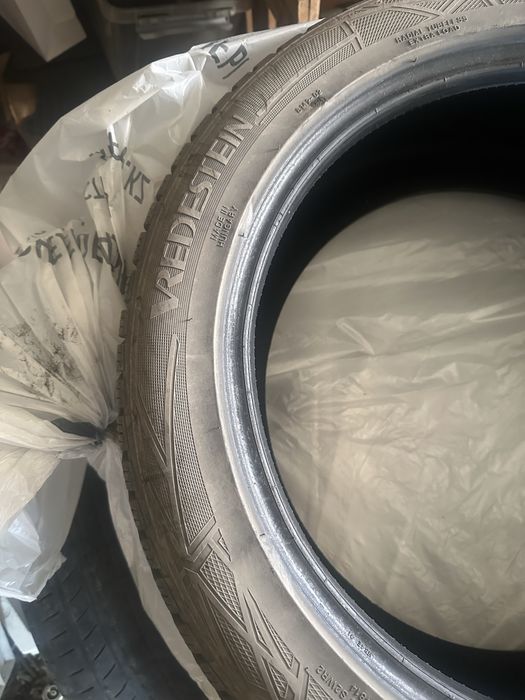 Продам резину 235/45/18