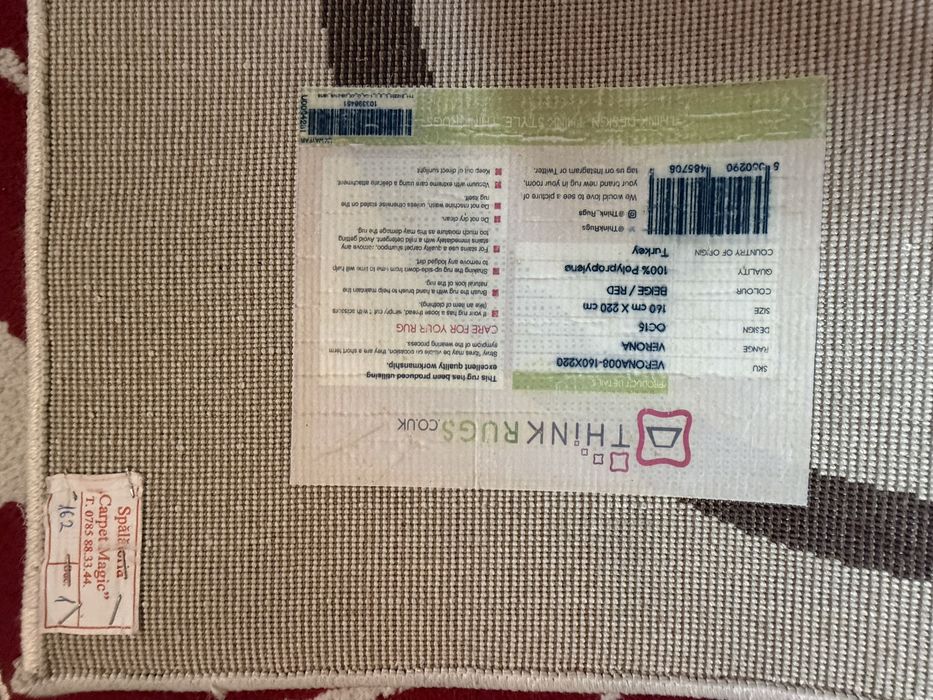 Covor modern cu flori roșii, 160x230 cm, stare foarte bună