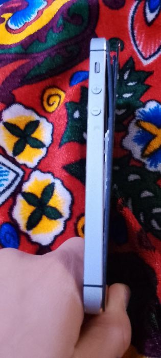 Айфон 5с с чехлом продам