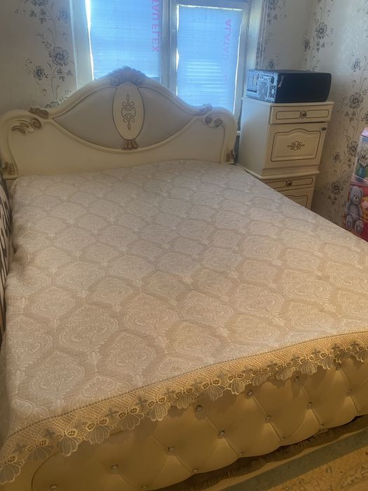 Диван и тумбочка