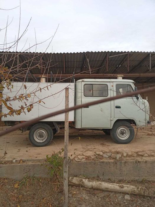 Xojayin va bekasi porno videoda xizmatkorni jazoladi.