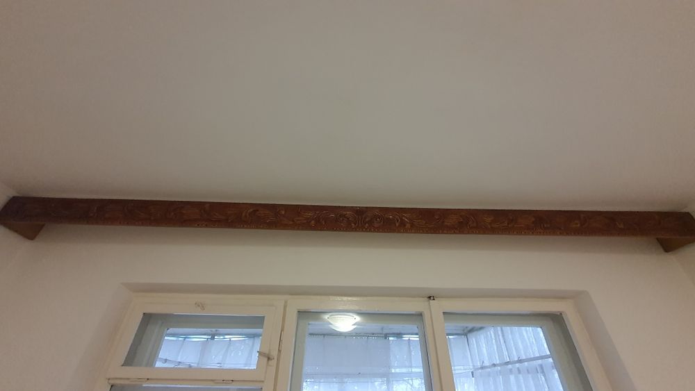 Draperie din lemn sculptat