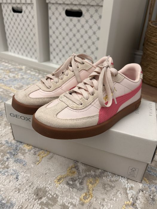 Розовые кеды Puma.