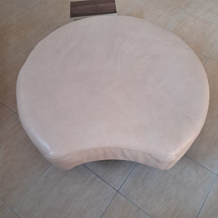 Качествен диван естествена кожа + табуретка на колелца