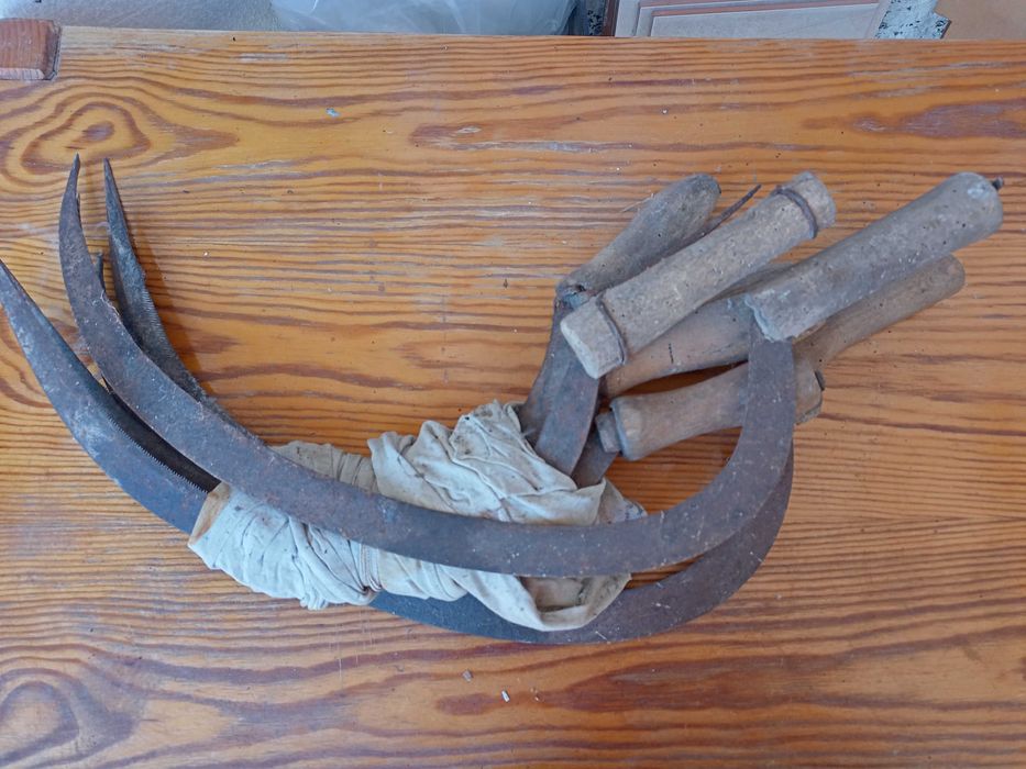 Сърп с дървена дръжка и острие