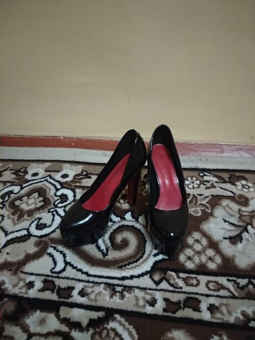 Tufli.         Sotiladi basconi firma