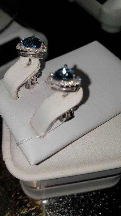 Золотые серьги  с бриллиантами  и топазами-пусеты