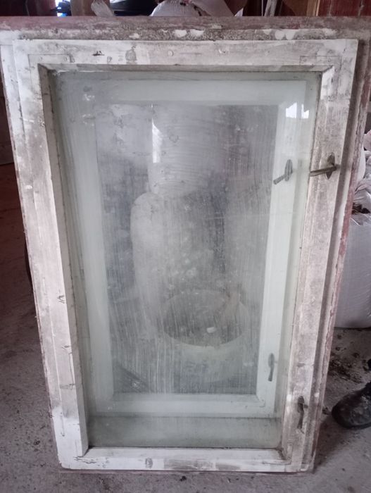 Geam vechi  din lemn masiv