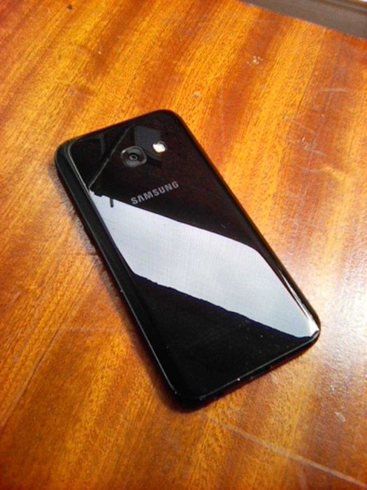 Samsung Galaxy A3 2017 + 64GB карта памет