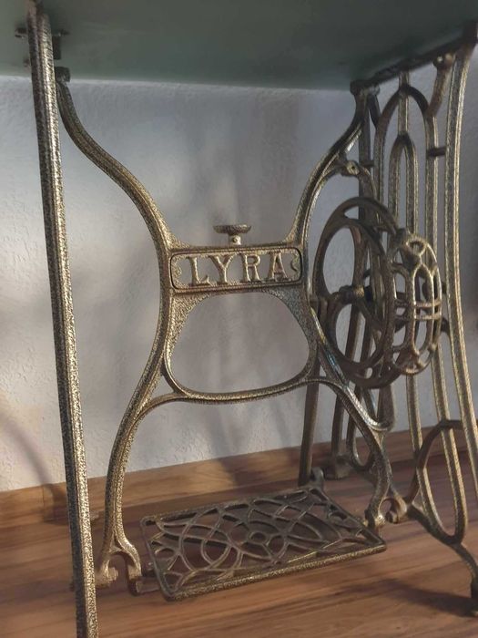 антична основа от  шевна машина Лира за маса или мивка