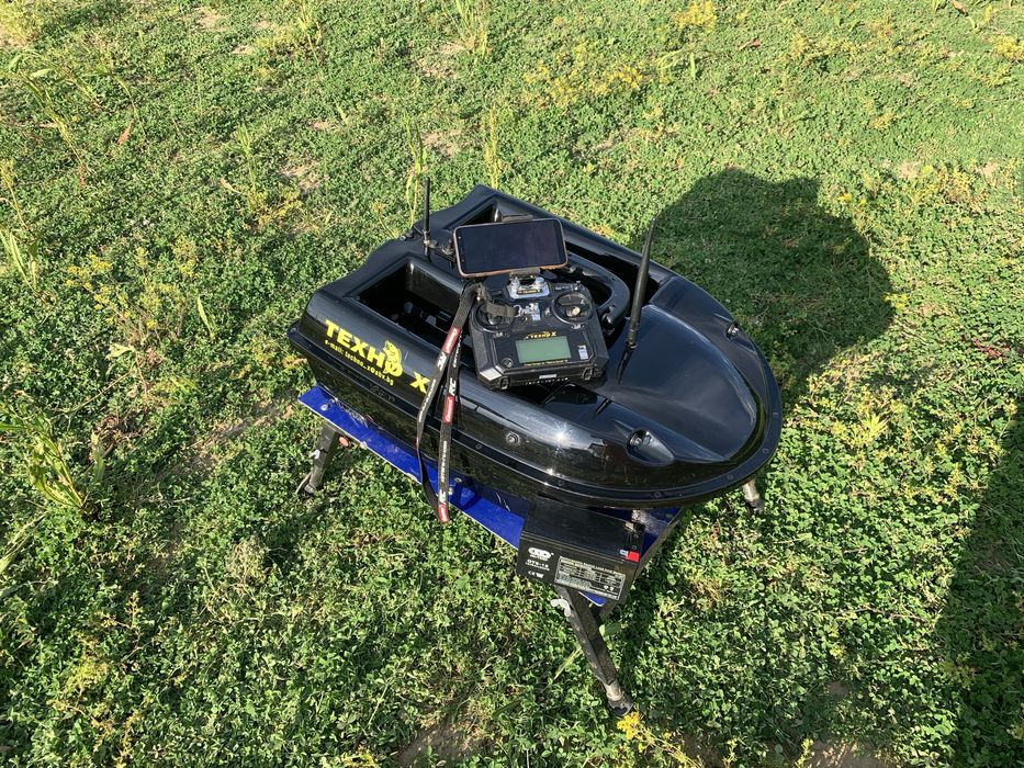 Лодка за захранка Техно-х  с 2 батерии