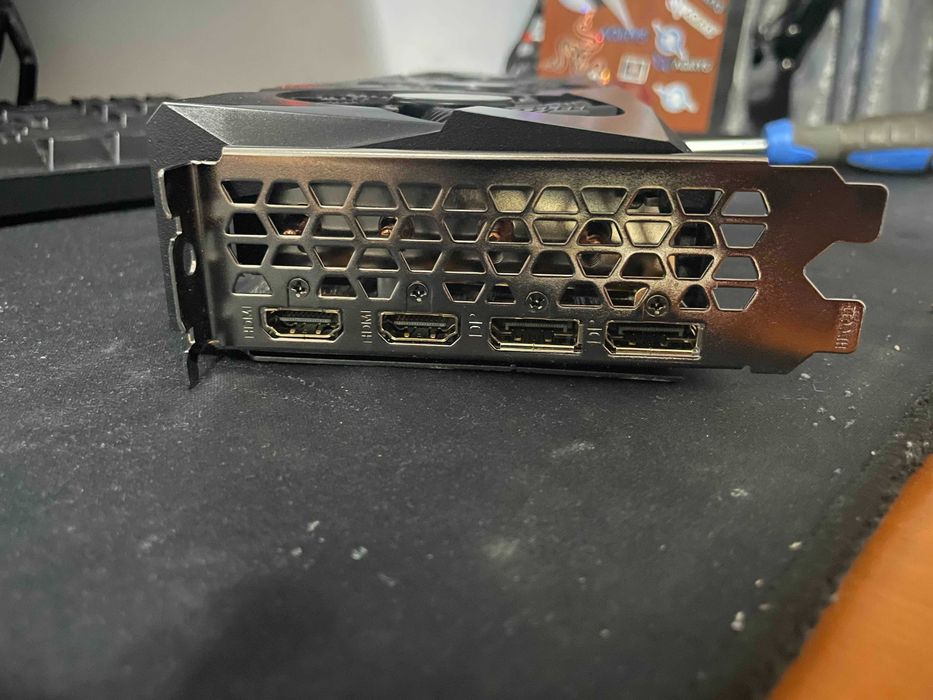 placa video gigabyte  rx7600 8gb