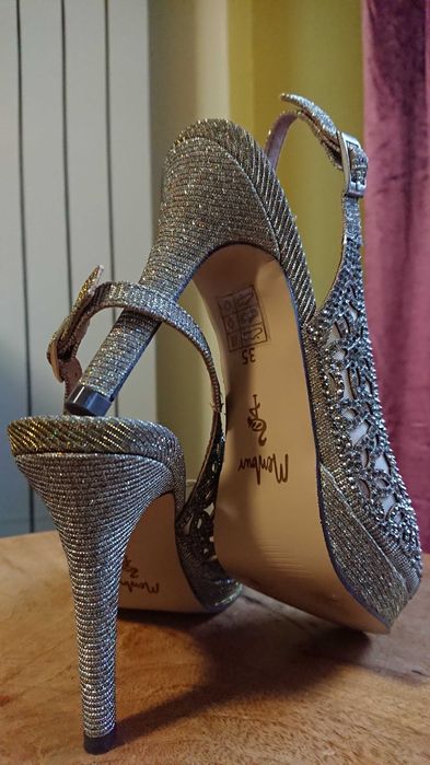 Sandale MENBUR Gri, NOI, nr. 35 + cadou: mostră parfum Sephora!