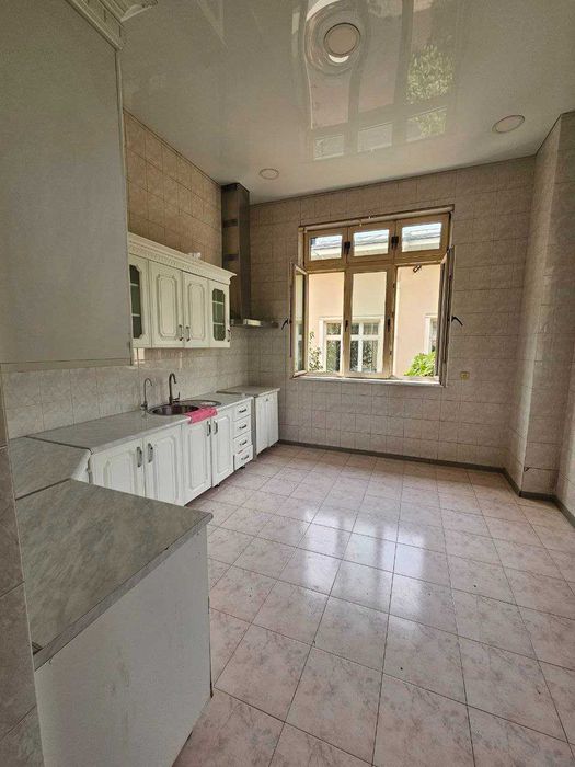 Сдаётся в аренду двор 
под хостел, детский сад