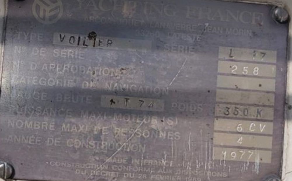 Платноходка малка яхта с каюта и Ремърке с регистрация Voilier L17