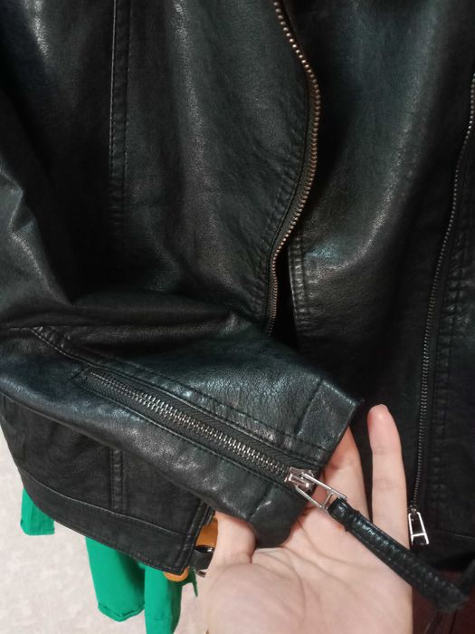 Продается кожаная куртка для девочек 11-12 лет в отличном состоянии