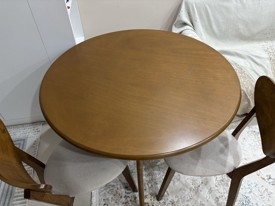 Стол со стульями