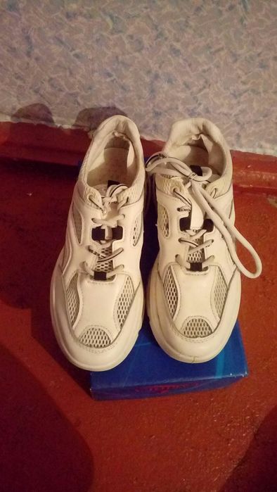 Кроссовки женские