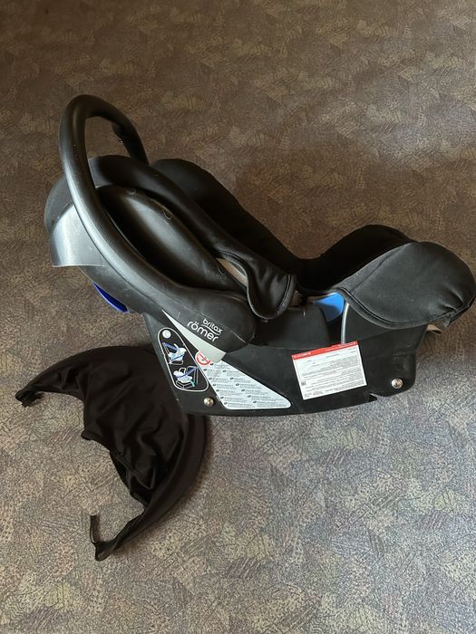 Продам  два детских кресла, автомобильное, солидный производитель.