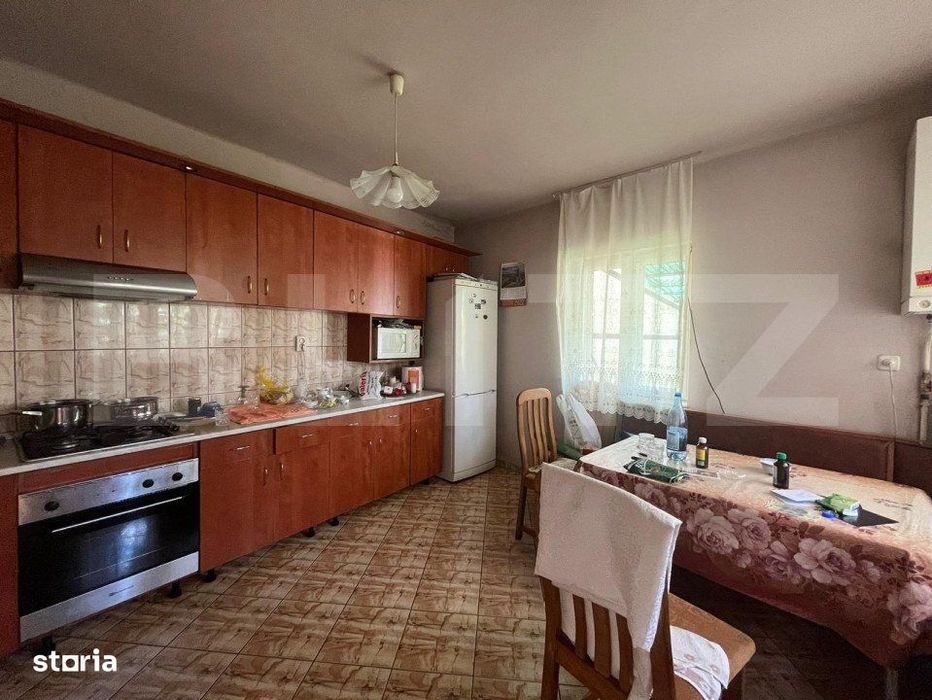 Casa cu 3 camere, 161 mp, cu curte comuna, zona-ultracentral
