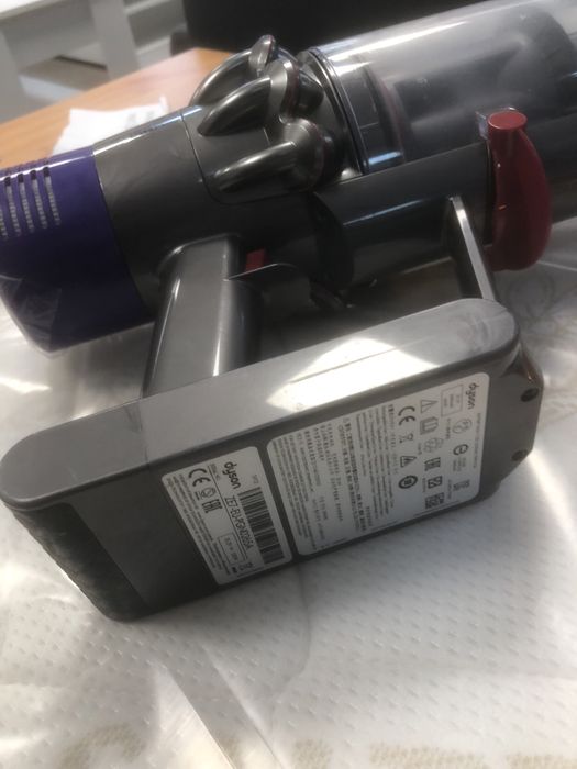 Dyson model v10 aspirator vertical