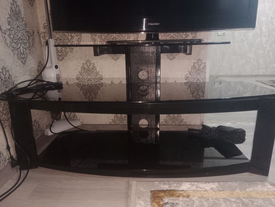 Продам телевизор Hisense вместе с подставкой для телевизора