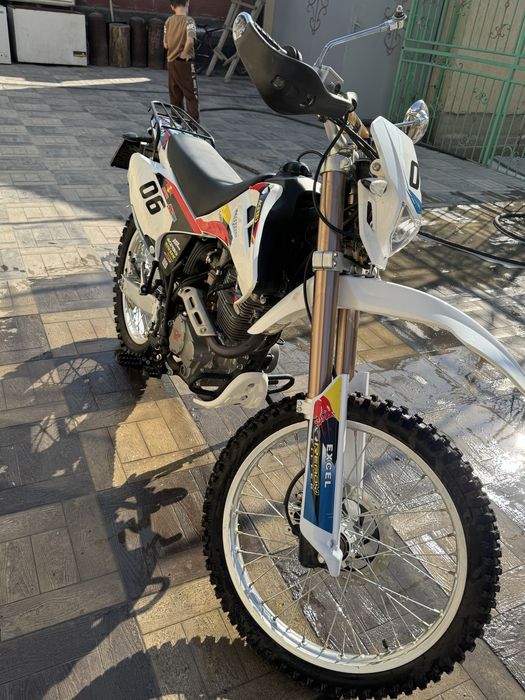 Мотоцикл эндуро.