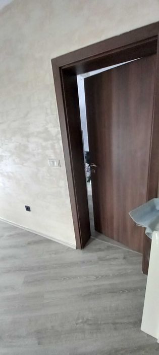 Продава се входна дървена врата