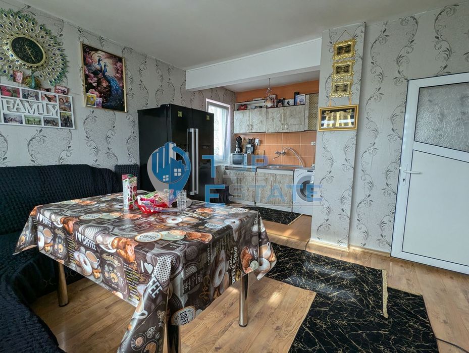 Ремонтирана масивна къща с голям и поддържан двор в село Асеново, общ